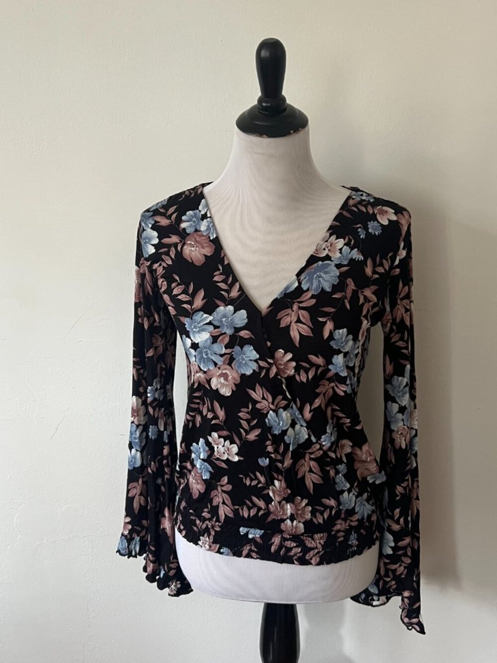 AEO Soft & Sexy Crepe Floral Bell Sleeve Top Small